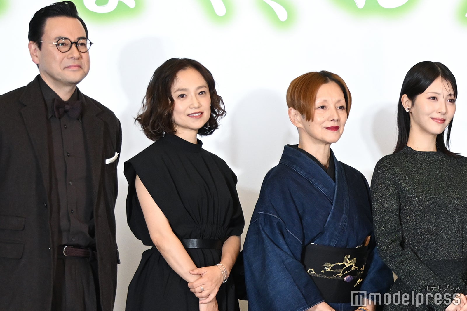鈴木浩介、永作博美、夏木マリ、浜辺美波（C）モデルプレス