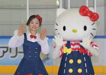 フィギュア女子・島田麻央がハローキティとのコラボ衣装ににっこり