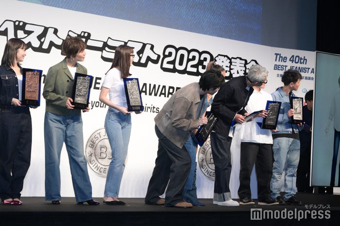 モニターで登壇した叶を興味津々で見る登壇陣(C)モデルプレス