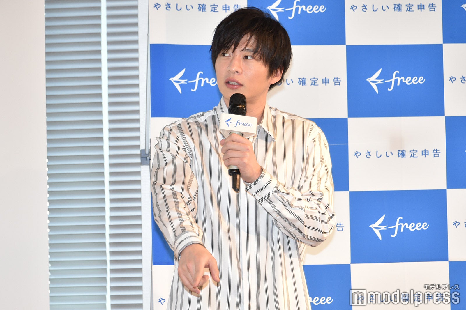 とりあえず後輩を呼び出し座らせた田中圭（C）モデルプレス