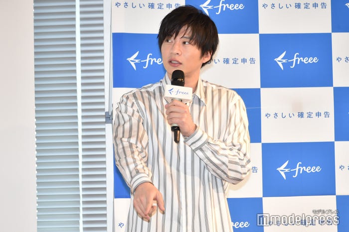 とりあえず後輩を呼び出し座らせた田中圭(C)モデルプレス