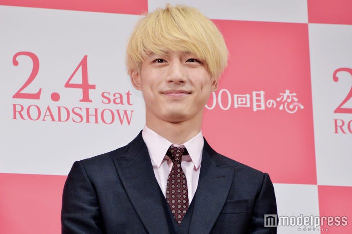 金髪の坂口健太郎 マッシュ ふわふわ 七三 アレンジで印象激変 モデルプレス 金髪の坂口健太郎 マッシュ ふわふわ 七三 アレンジで印象激変 モデルプレス