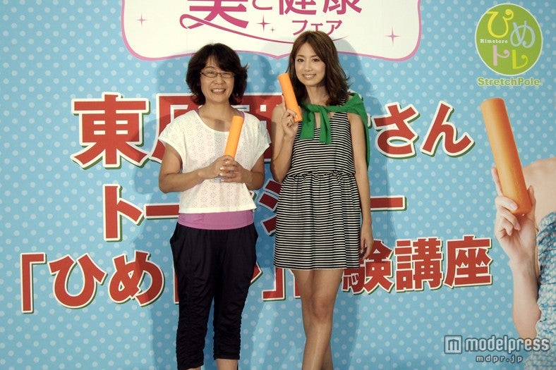 東原亜希（右）