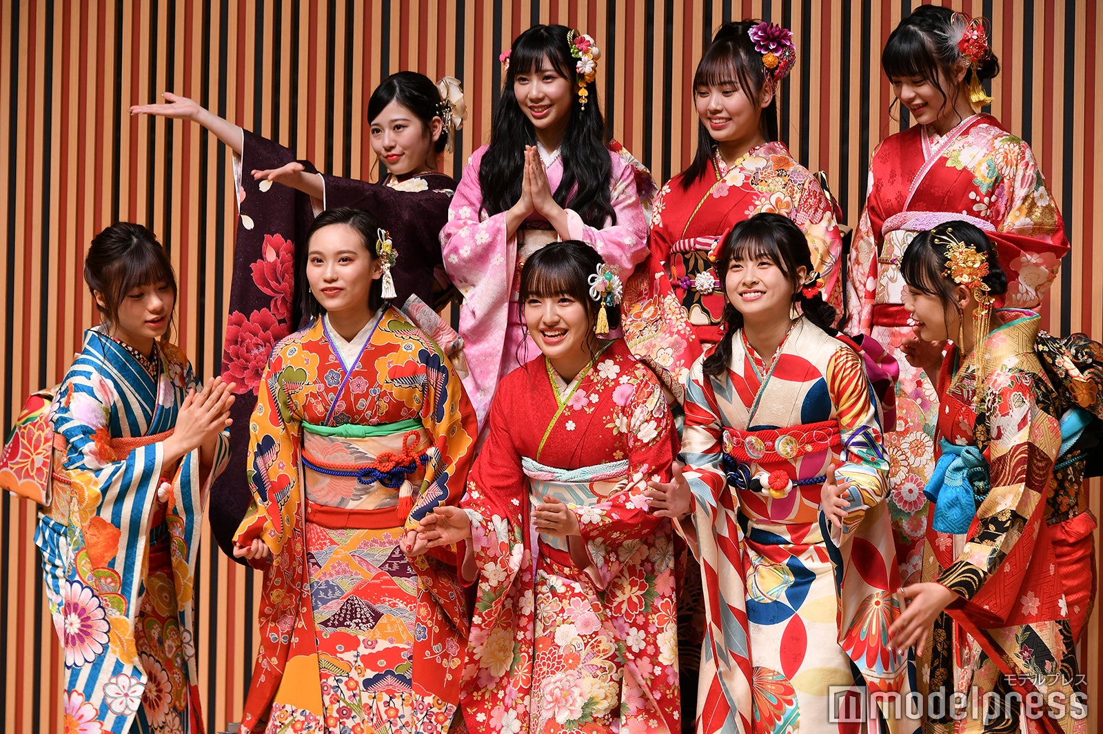 「すしざんまい」ポーズを準備するHKT48（後列左から）月足天音、上野遥、山内祐奈、長野雅（前列左から）深川舞子、豊永阿紀、田島芽瑠、松岡はな、村川緋杏
 （C）モデルプレス