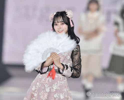=LOVE齊藤なぎさ、チャイナ風ミニワンピで登場 ジュリ扇で顔を隠す仕草も<関西コレクション2022A/W>