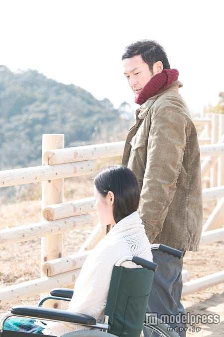 病気になったサキ（小西真奈美）に寄り添う大介（中村獅童）／（C）2014『振り子』製作委員会