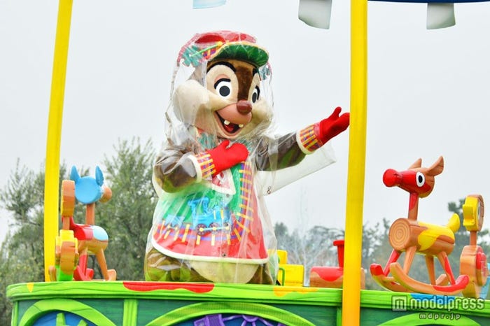 雨天バーションの「ディズニー・サンタヴィレッジ・パレード」