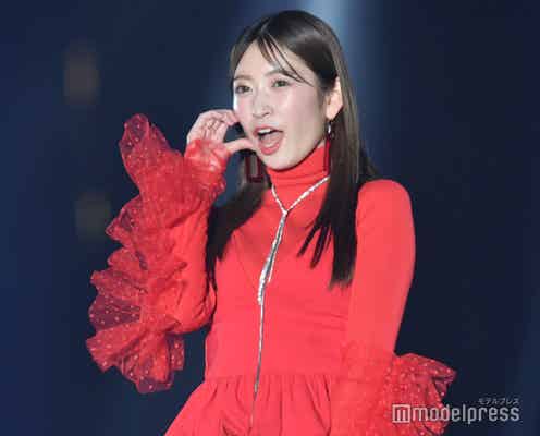 吉田朱里、美脚チラ魅せ上級者コーデ 真っ赤なスタイリングで存在感放つ<TGC 北九州 2022>
