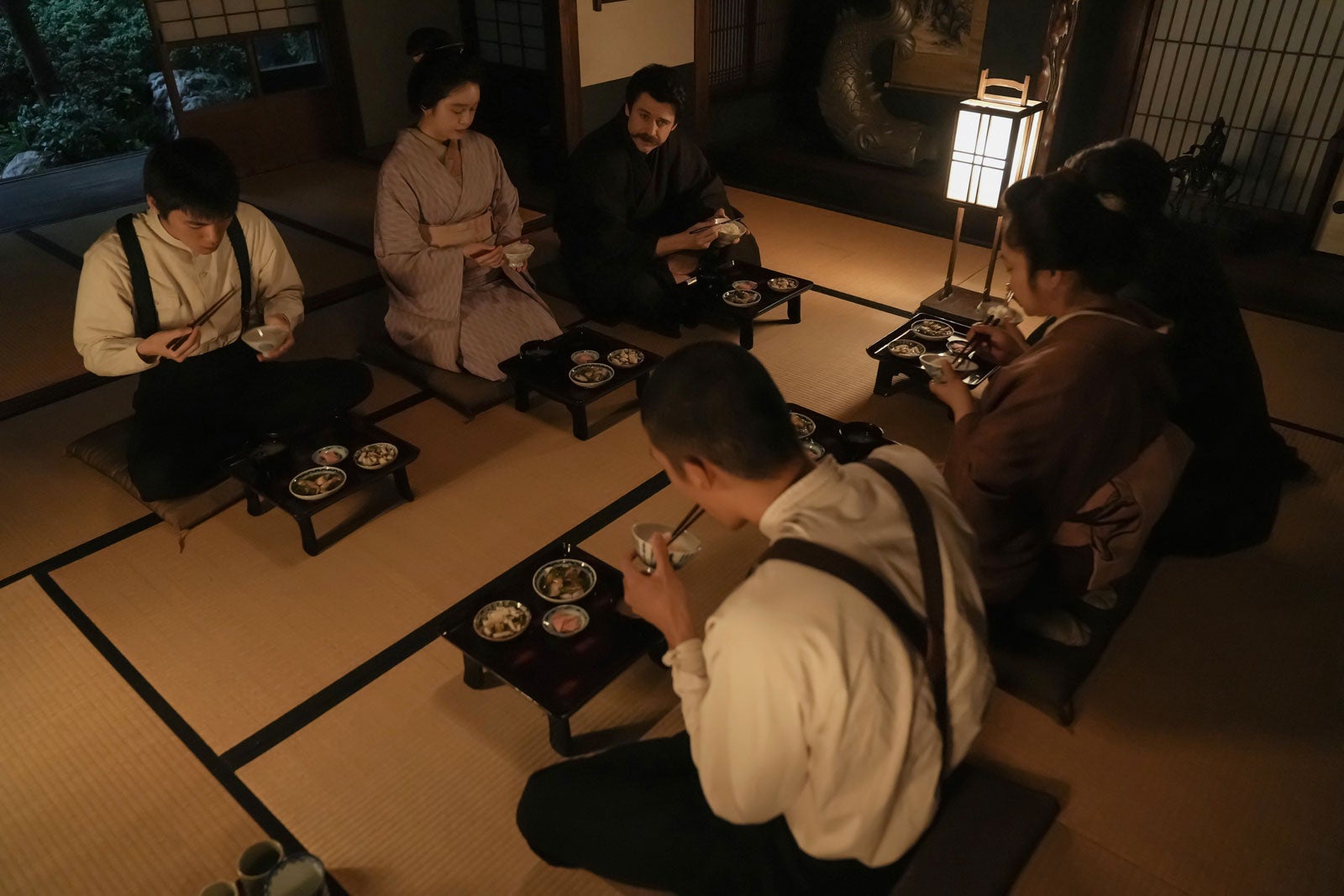 （左から時計回りに）杉田雷麟、高石あかり、トミー・バストウ、岡部たかし、池脇千鶴、日高由起刀「ばけばけ」第108話（C）NHK