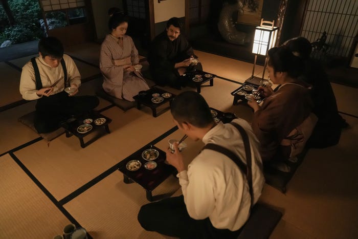 (左から時計回りに)杉田雷麟、高石あかり、トミー・バストウ、岡部たかし、池脇千鶴、日高由起刀「ばけばけ」第108話(C)NHK