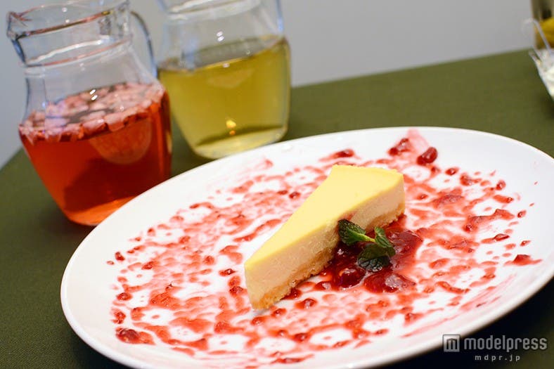 梅酒とよく合うジンジャークッキーフレーバーのクリスマスチーズケーキにラブベリーソースを添えた「クリスマスのスイートディッシュ」¥1,000(税抜)