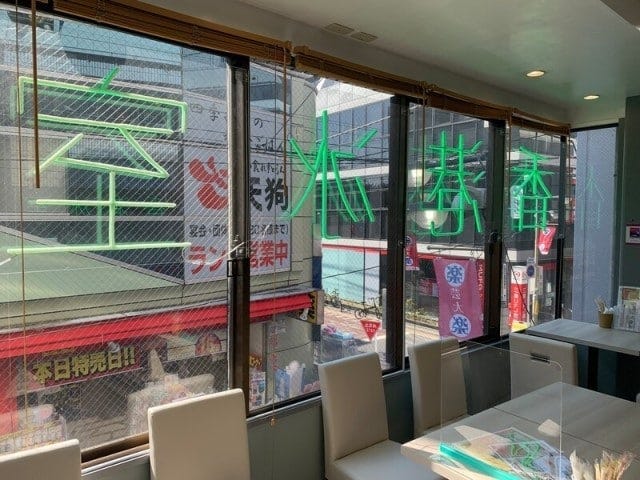 窓に掲げられたネオンの文字も香港らしい