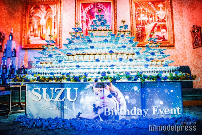 六本木「ポセイドン」看板にふさわしいおすずのシャンパンタワー(C)モデルプレス