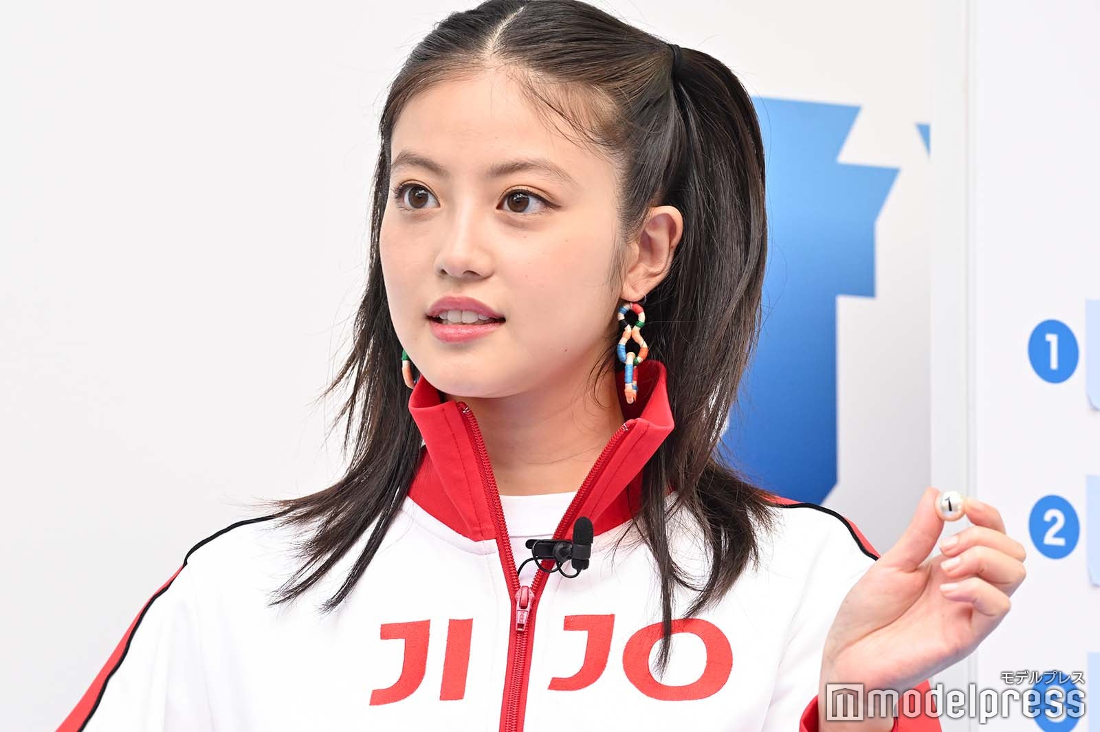 真珠を持つ今田美桜（C）モデルプレス