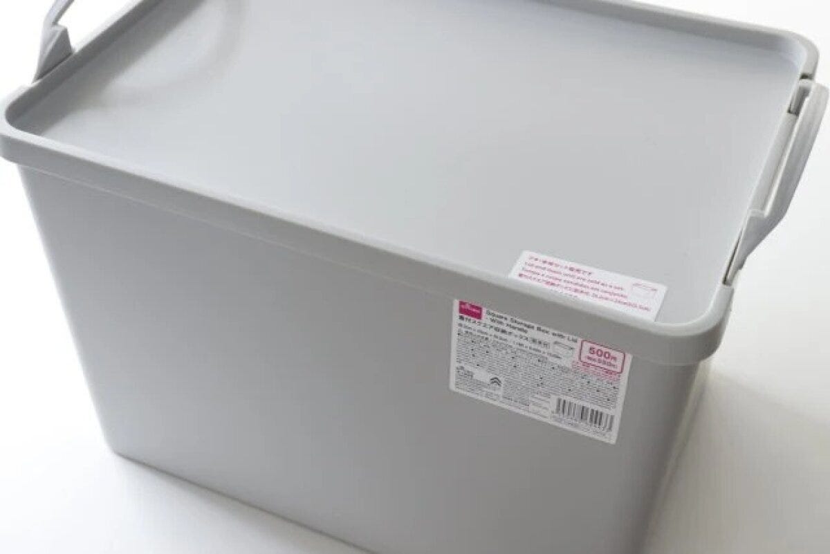 蓋が閉まった状態のグレーの蓋付スクエア収納ボックス