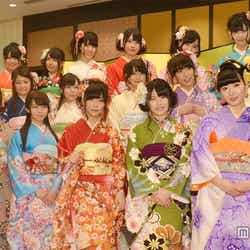AKB48グループ新成人17名(前列左から)仁藤萌乃、峯岸みなみ、指原莉乃、横山由依、田名部生来(中列左から)仲俣汐里、島田晴香、大場美奈、小木曽汐莉、佐藤聖羅、矢方美紀(後列左から)福本愛菜、山田菜々、梅本まどか、小林亜実、柴田阿弥、日置実希