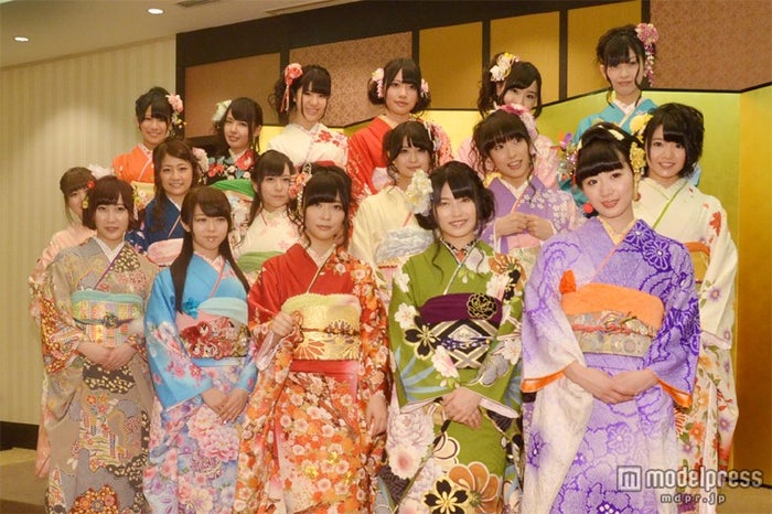 AKB48グループ新成人17名(前列左から)仁藤萌乃、峯岸みなみ、指原莉乃、横山由依、田名部生来(中列左から)仲俣汐里、島田晴香、大場美奈、小木曽汐莉、佐藤聖羅、矢方美紀(後列左から)福本愛菜、山田菜々、梅本まどか、小林亜実、柴田阿弥、日置実希