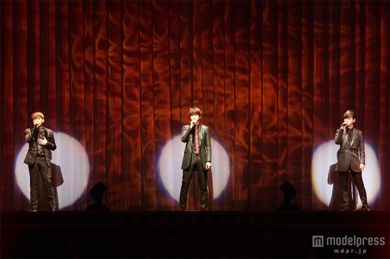 オープニングはクールなナンバー「SORRY，SORRY-ANSWER-」／SUPER JUNIOR-K.R.Y.（左から：リョウク、キュヒョン、イェソン）