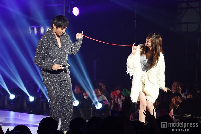 体験型エキスポ「日本女子博覧会 -JAPAN GIRLS EXPO 2015 秋-」に出演した徳井義実＆渡辺美優紀【モデルプレス】