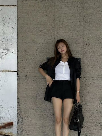 「どういうスタイルの良さ!?」TWICE・ジョンヨンの"美脚"ショットに惚れ惚れ「ガチ可愛い」