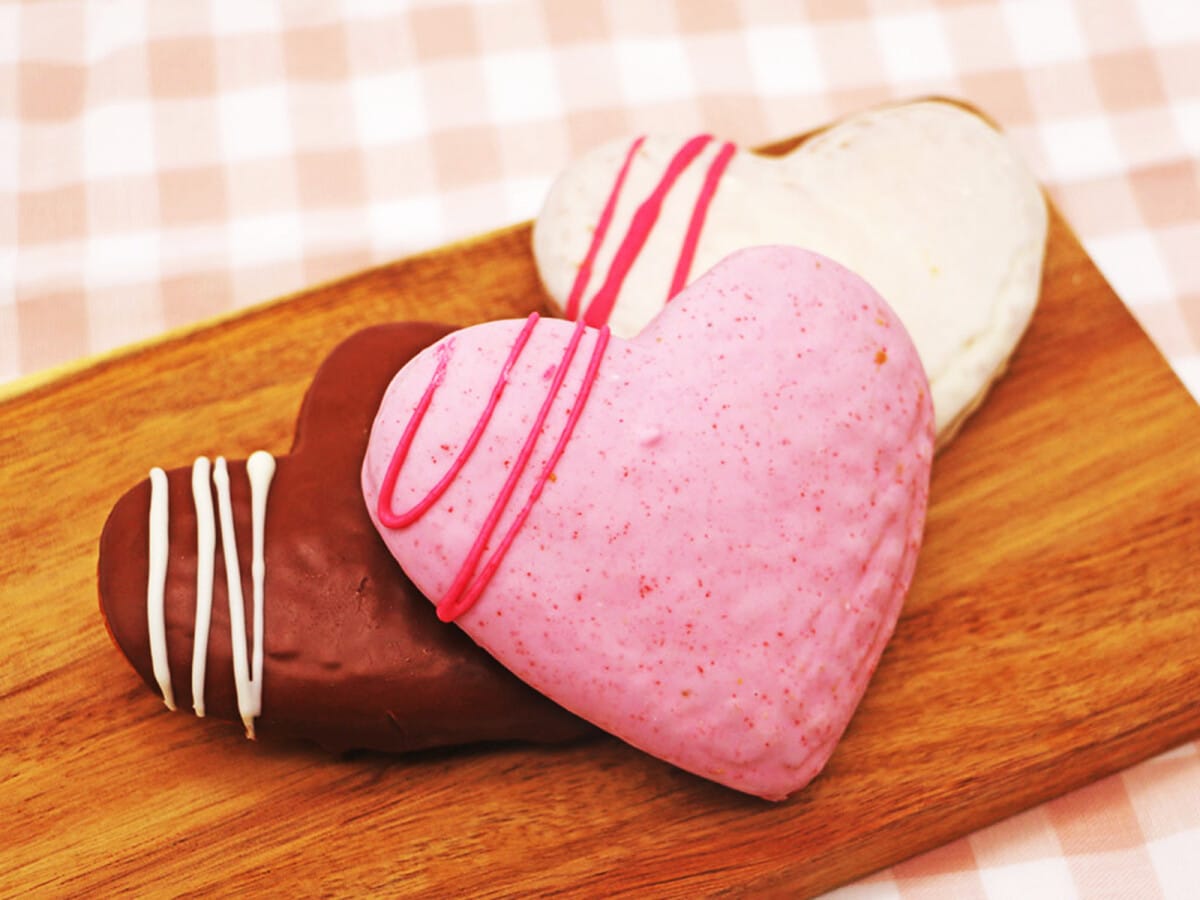 「ジュエルハートドーナツ」はピンク、ホワイト、ブラックの3種があります。1個350円、3個セットBOX950円