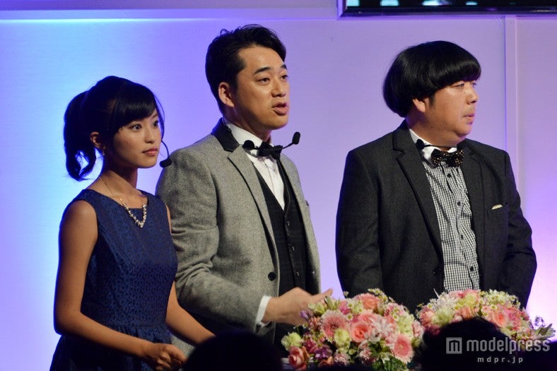 MCを務めた（左より）小島瑠璃子、バナナマン設楽統、日村勇紀