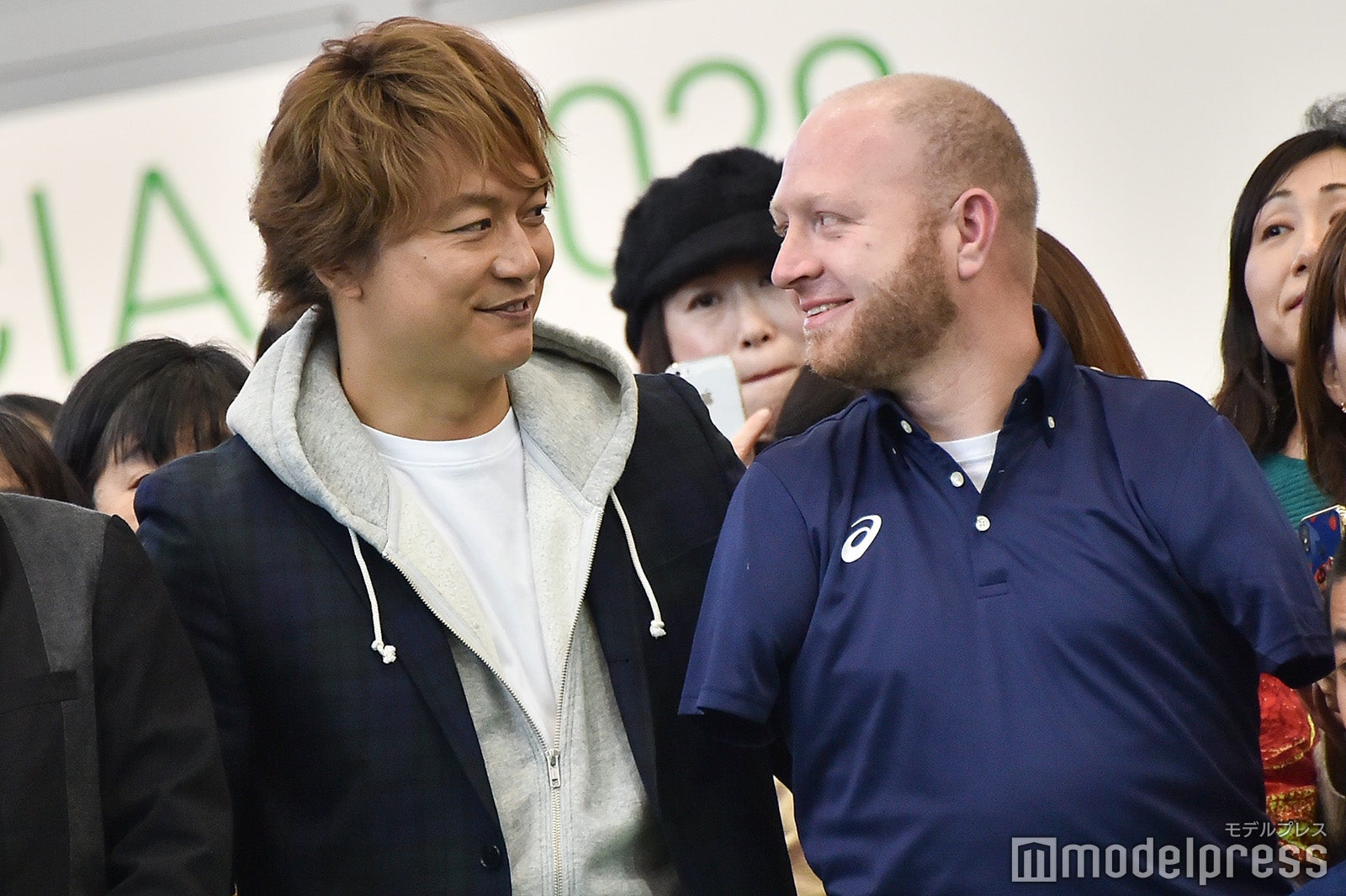 楽しそうに談笑していた香取慎吾、マット・スタッツマン選手 （C）モデルプレス