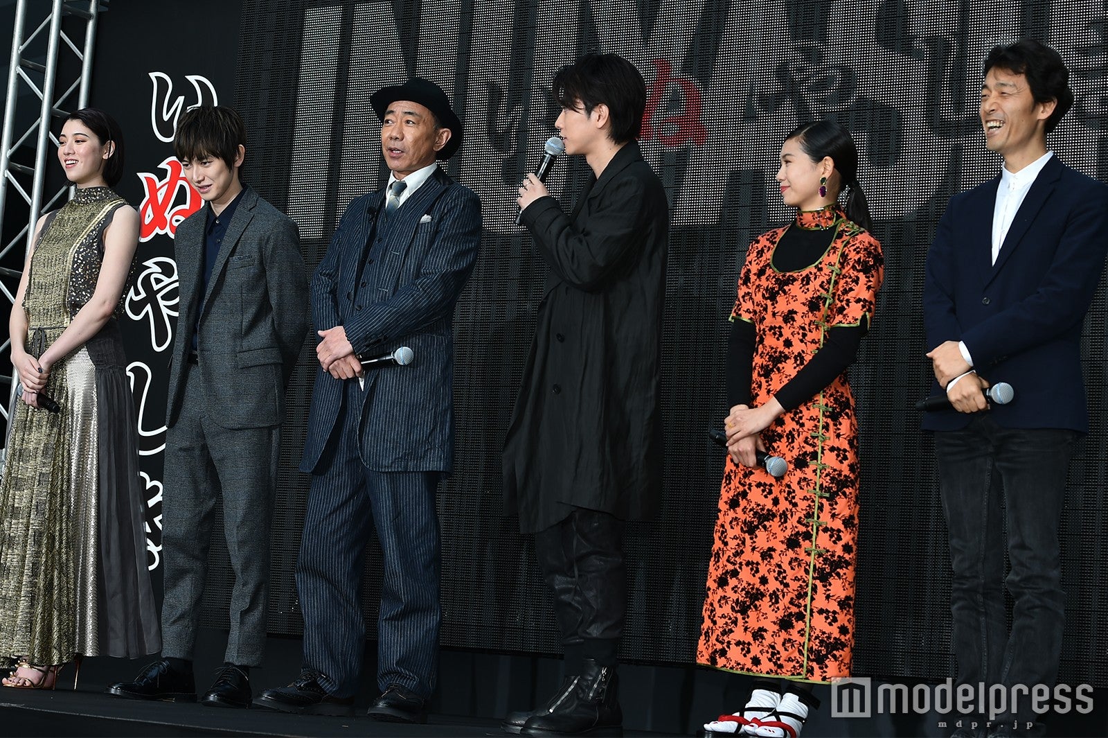 三吉彩花、本郷奏多、木梨憲武、佐藤健、二階堂ふみ、佐藤信介監督（C）モデルプレス