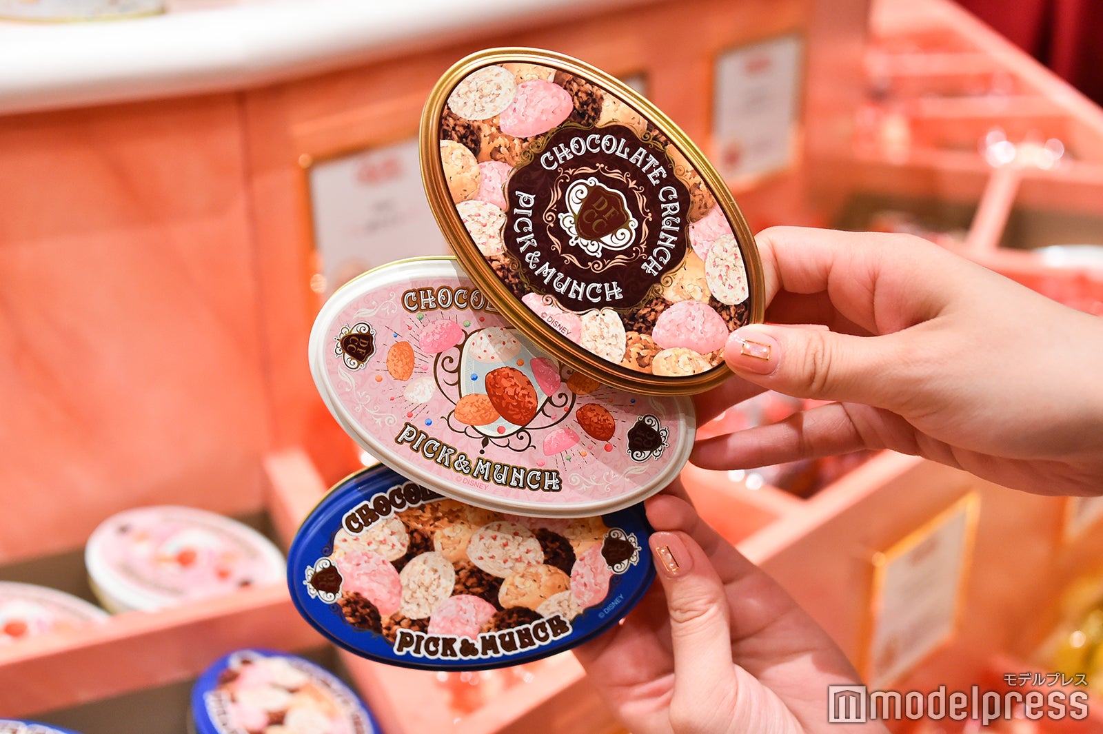 希少 東京ディズニーランド ストロベリーチョコクランチ 空き缶 荒っぽく デイジーダック