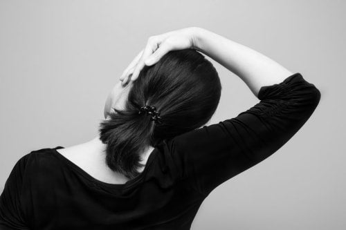 首のストレッチをする女性