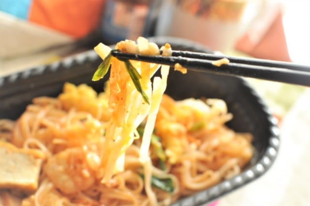 成城石井「具だくさん海老パッタイ」を箸で持っている