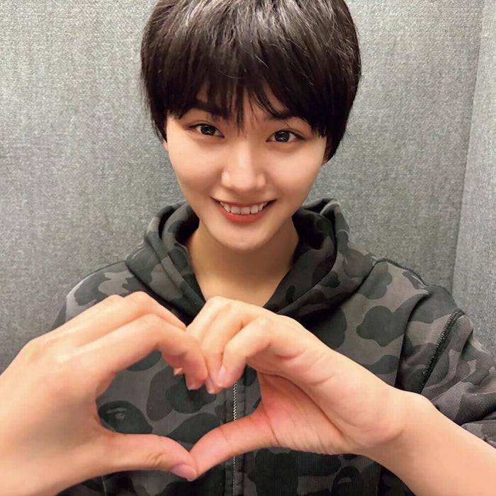 櫻坂46山崎天、男装で“撮影者”井上梨名にファンサ「櫻撮」先行カット解禁