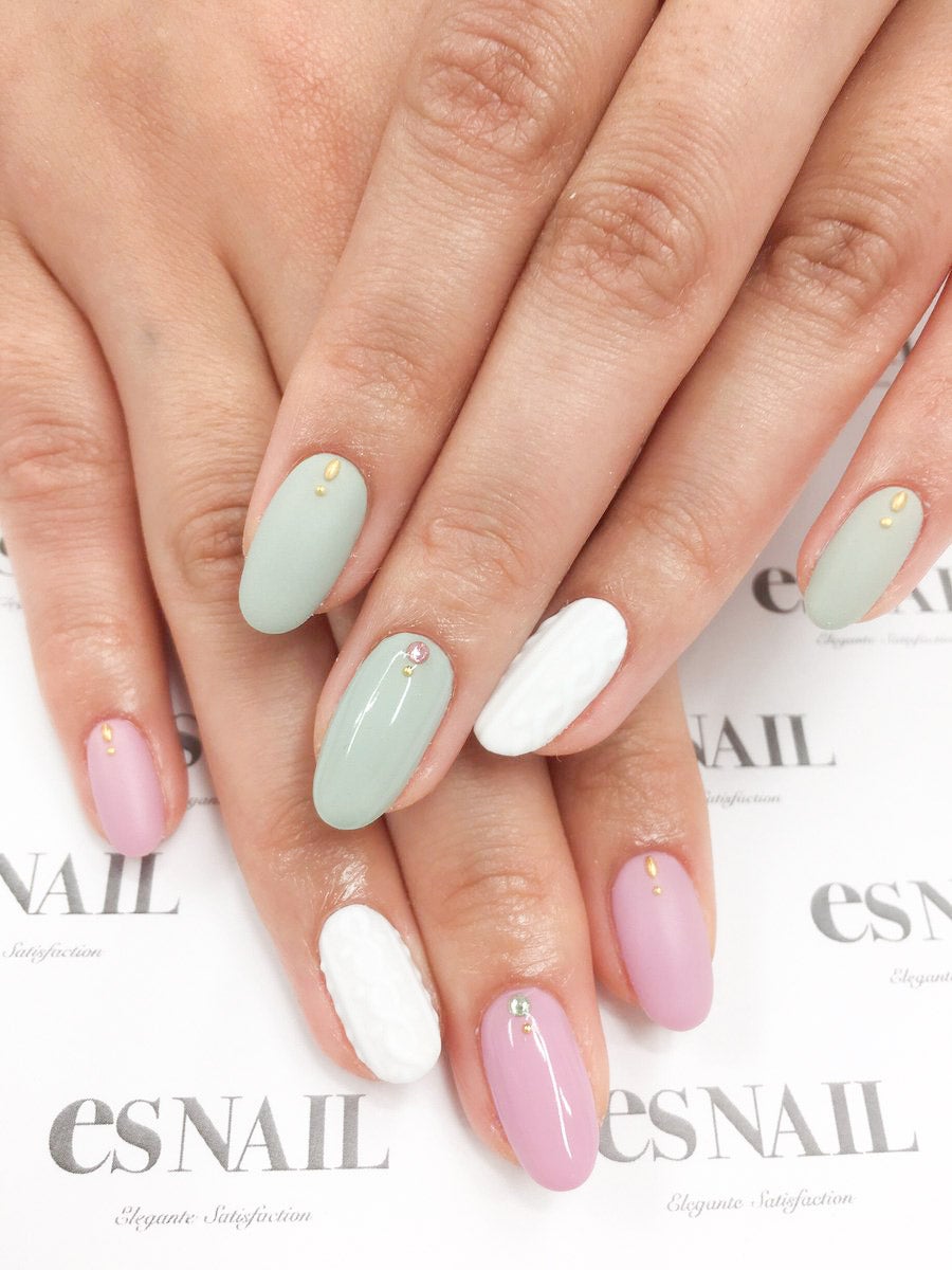 ペールカラーとマットで落ち着きのある印象に／画像提供：esNAIL