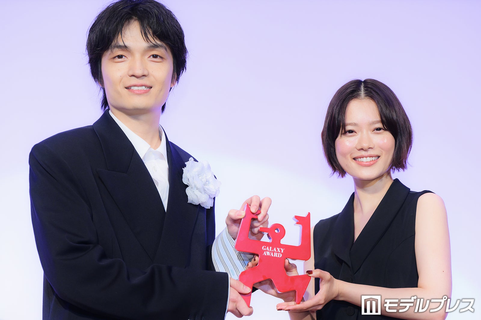 岡山天音、杉咲花サプライズ登場に照れ笑い 次回共演にも言及「恋人にはなれない？」【第63回ギャラクシー賞】