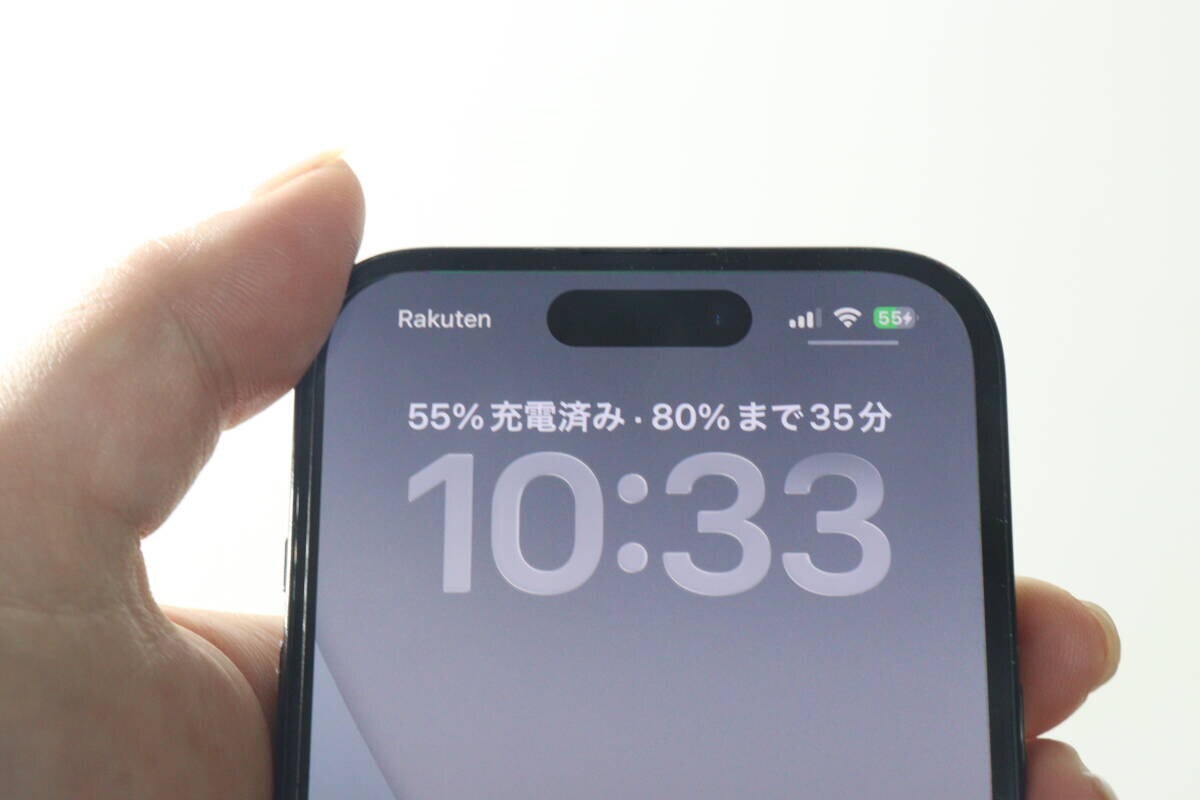 充電中のスマートフォンの画面に充電残量55%が表示 充電中のスマートフォンの画面に充電残量55%が表示