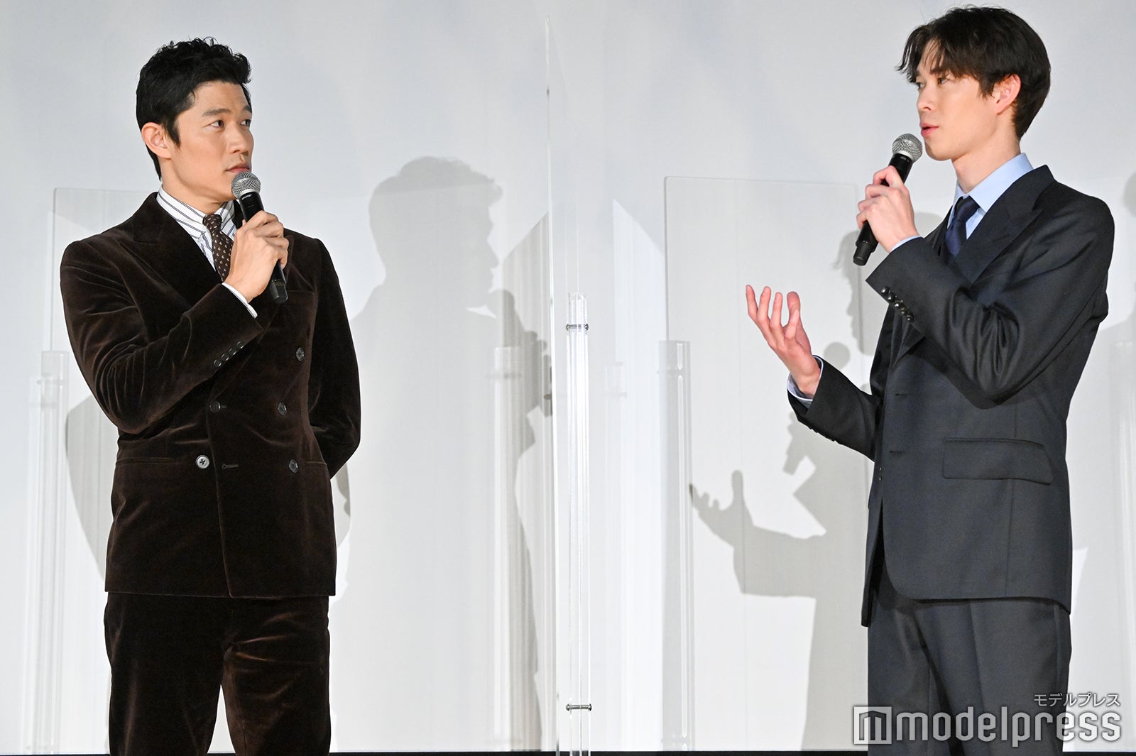 鈴木亮平、宮沢氷魚（C）モデルプレス