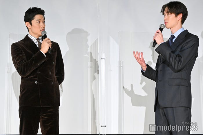 鈴木亮平、宮沢氷魚(C)モデルプレス