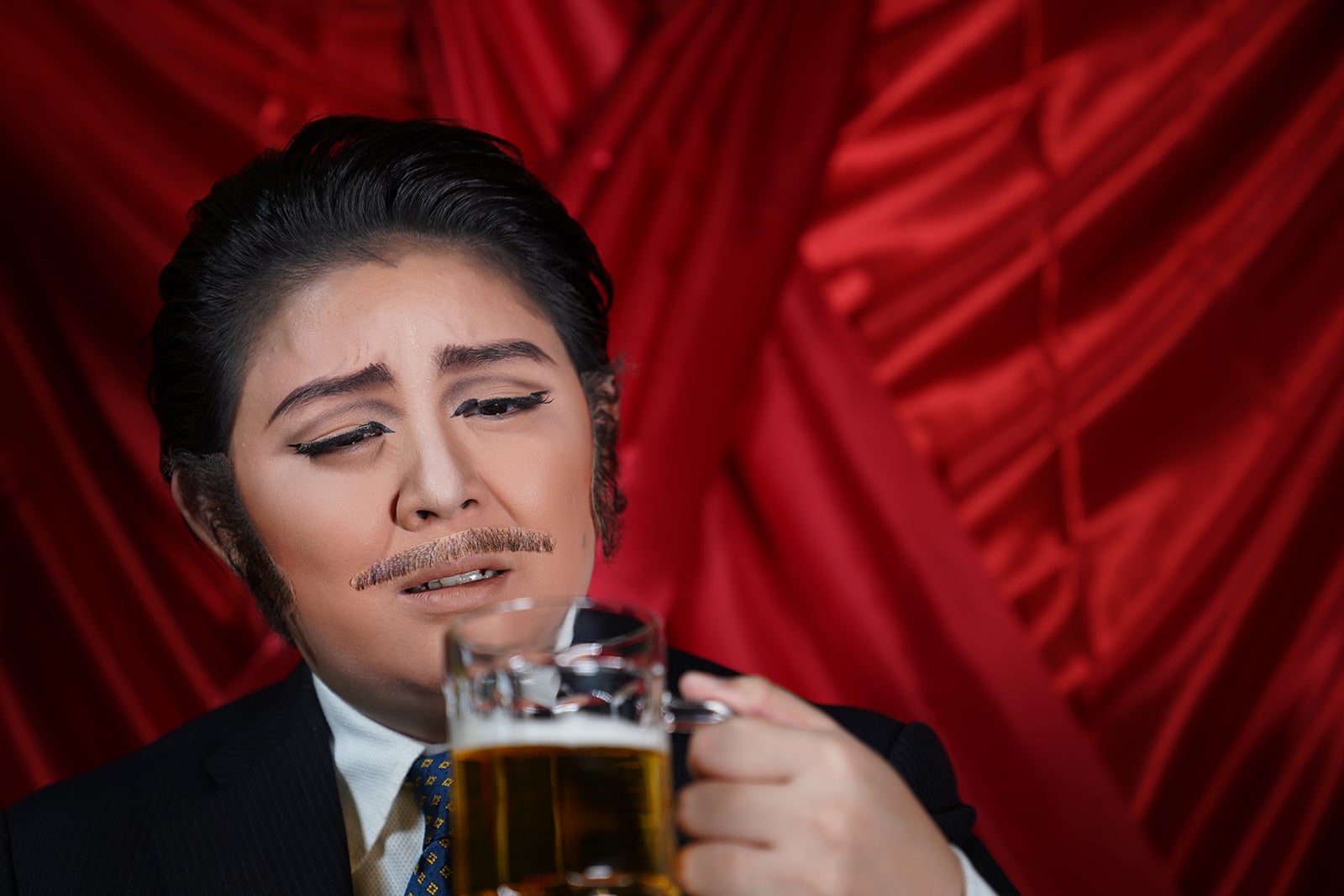 おじさん役の元タカラジェンヌ （C）NHK