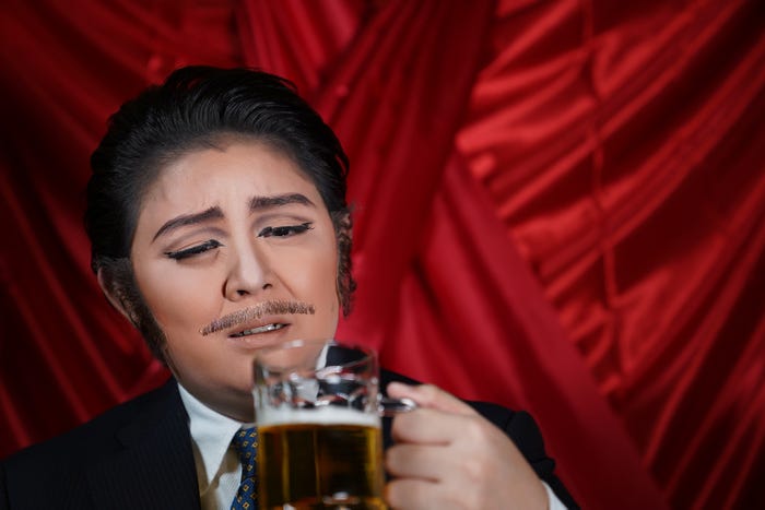 おじさん役の元タカラジェンヌ (C)NHK