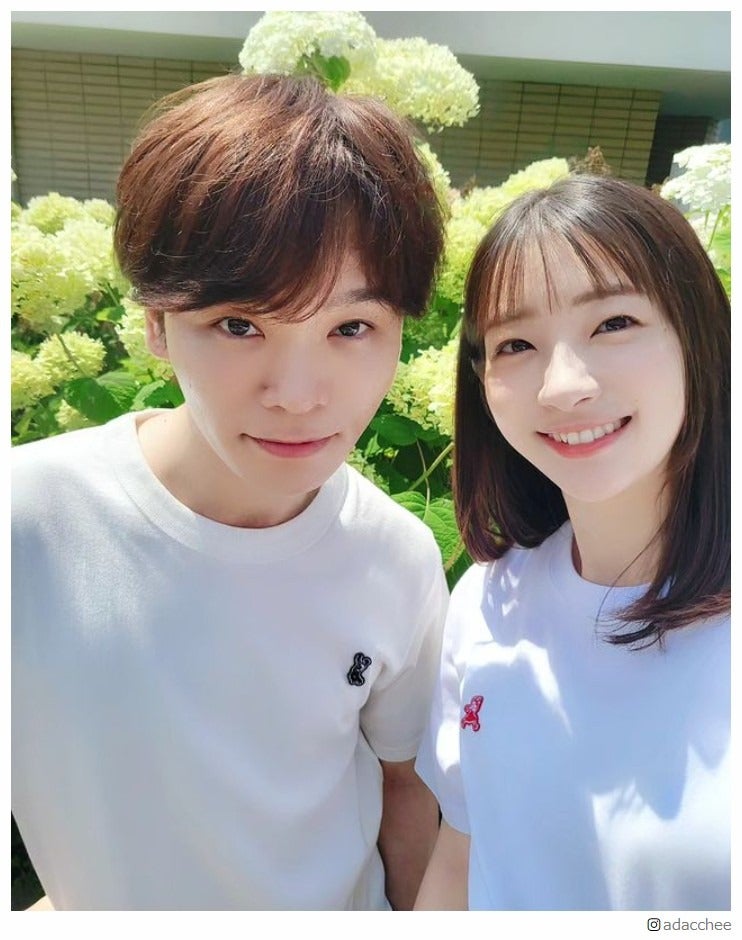 足立梨花、夫・TATSUとの手話付き会見ノーカット版公開 お揃いTシャツ着用2ショットで思いつづる