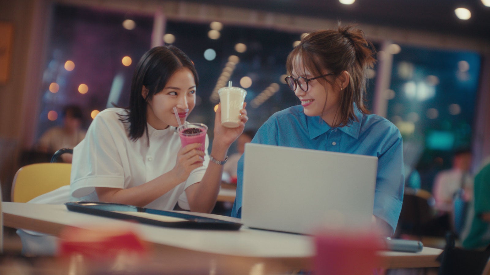 広瀬すず、宮崎あおい／新TVCM「寄り道マック 仕事帰りのベリー」篇より（提供写真）