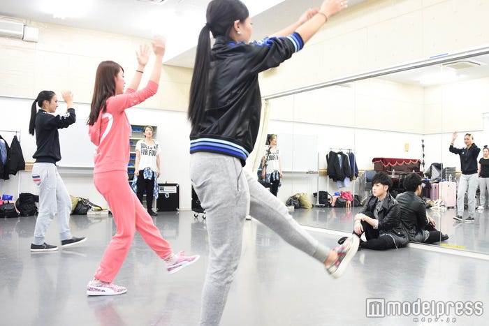 ダンスをチェックするAAA末吉秀太(C)モデルプレス