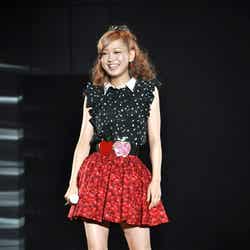 チェリー柄のミニスカで美脚を披露した西野カナ