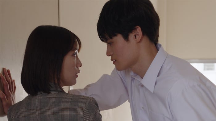 中村ゆりか、八条院蔵人「#裏アカ教師」(C)ytvメディアデザイン