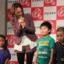 「パシャオク 子どもの夢応援プロジェクト」発足記者会見に出席したガルネク千紗(中央左)