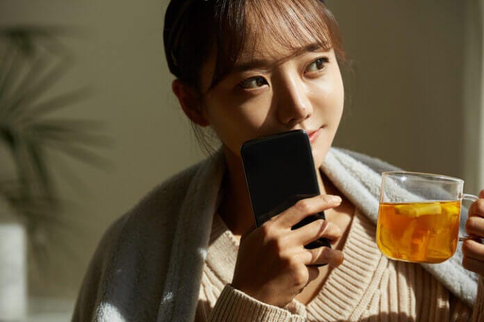 画面を見ようとしたらスマホを隠す