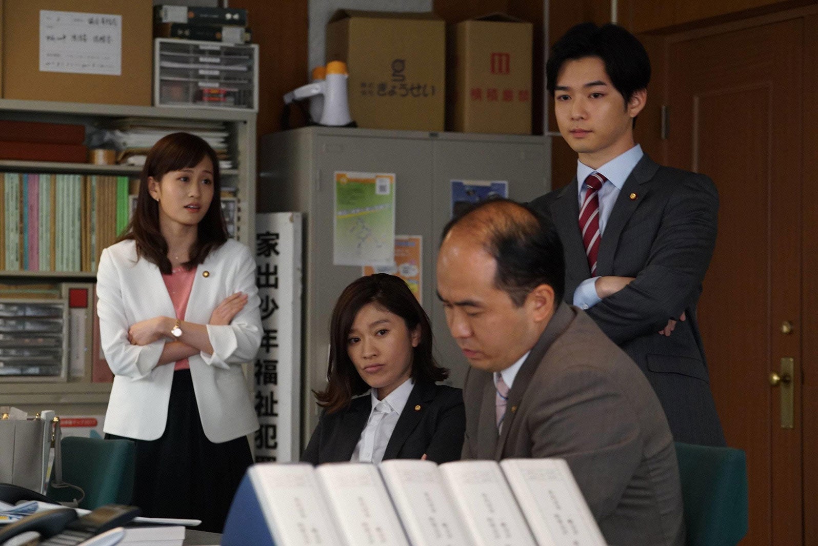 前田敦子、篠原涼子、斎藤司、千葉雄大／「民衆の敵」第2話より（C）フジテレビ