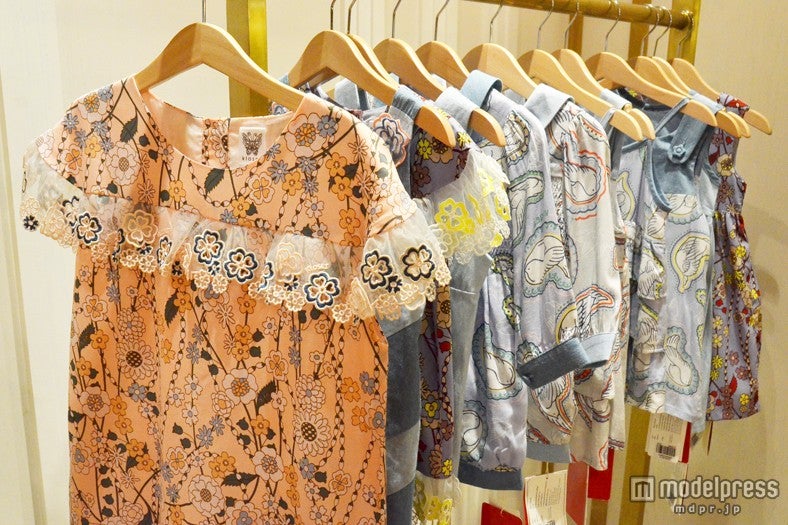 ガーリーなトップスは形が豊富