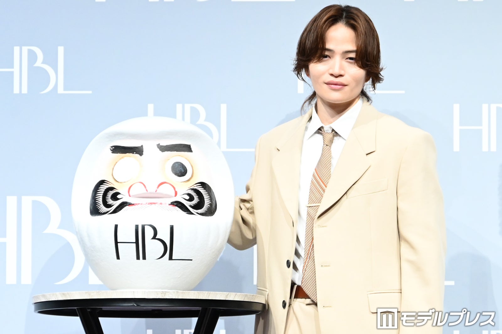 菊池風磨（右）、菊池が眉毛を入れたダルマ（左）（C）モデルプレス