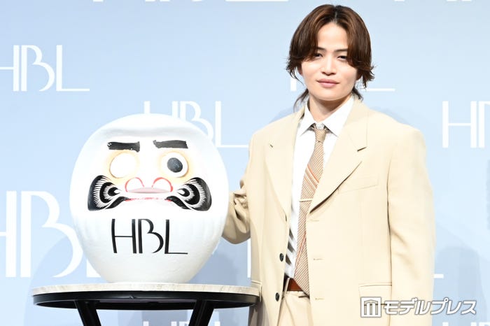 菊池風磨(右)、菊池が眉毛を入れたダルマ(左)(C)モデルプレス